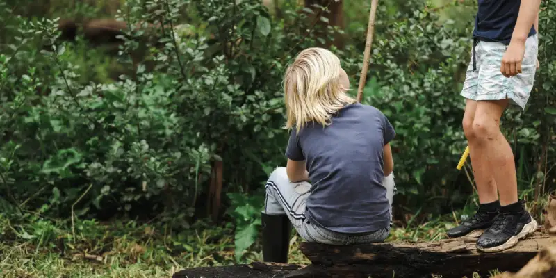 2 kids having outdoor fun